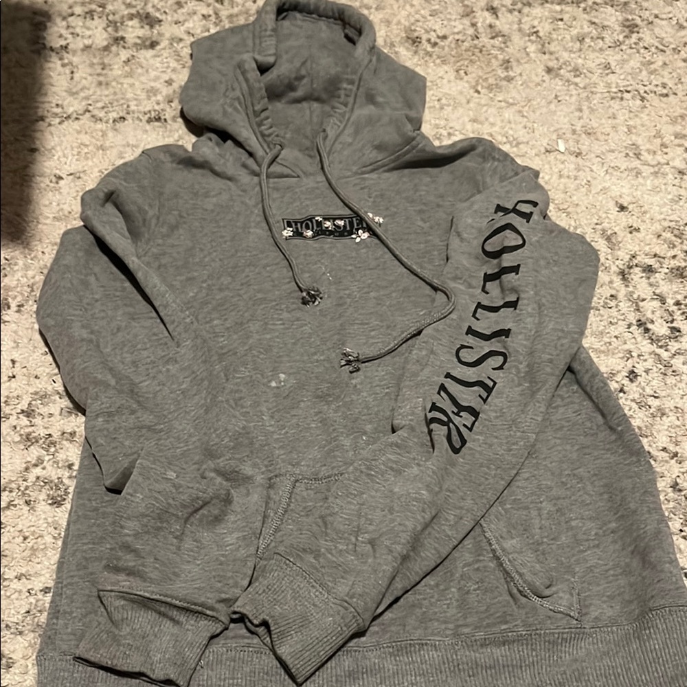 Hollister Gray Sweater with Classic Athletic Style